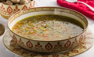 מרק ירקות עם קניידלך (צילום: בני גם זו לטובה, mako אוכל)