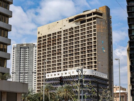 צלקת בלב ביירות: סיפורו של מלון "הולידיי אין" – מפסגת היוקרה לזירת קרב עקובה מדם