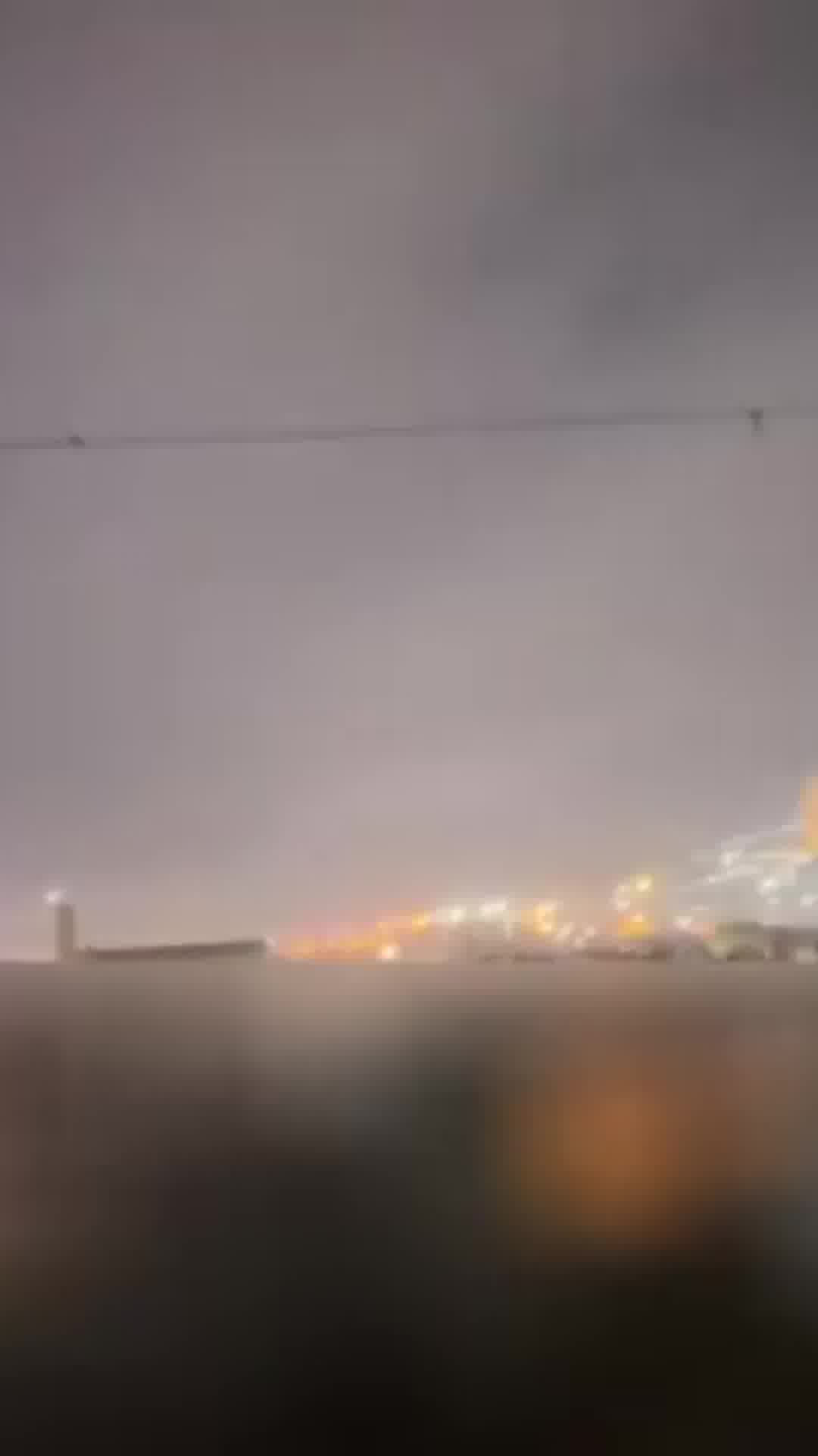 אור כתום בוהק בשמיים: פיצוצים באספהאן בעקבות תקיפות באזור