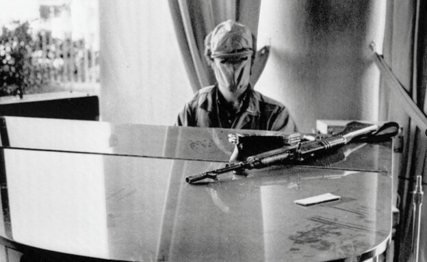 פסנתר מלון הולידיי אין ביירות לבנון פסנתר מלון הולידיי אין ביירות לבנון