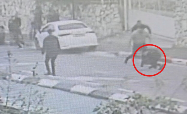 תלמיד תיכון דקר שלושה מחבריו