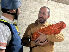 ניקולה, האב, עם בנו הטרי במקלט (צילום: וירי עקוקה, מד"א) ניקולה, האב, עם בנו הטרי במקלט (צילום: וירי עקוקה, מד"א)