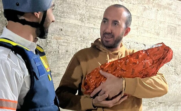 ניקולה, האב, עם בנו הטרי במקלט