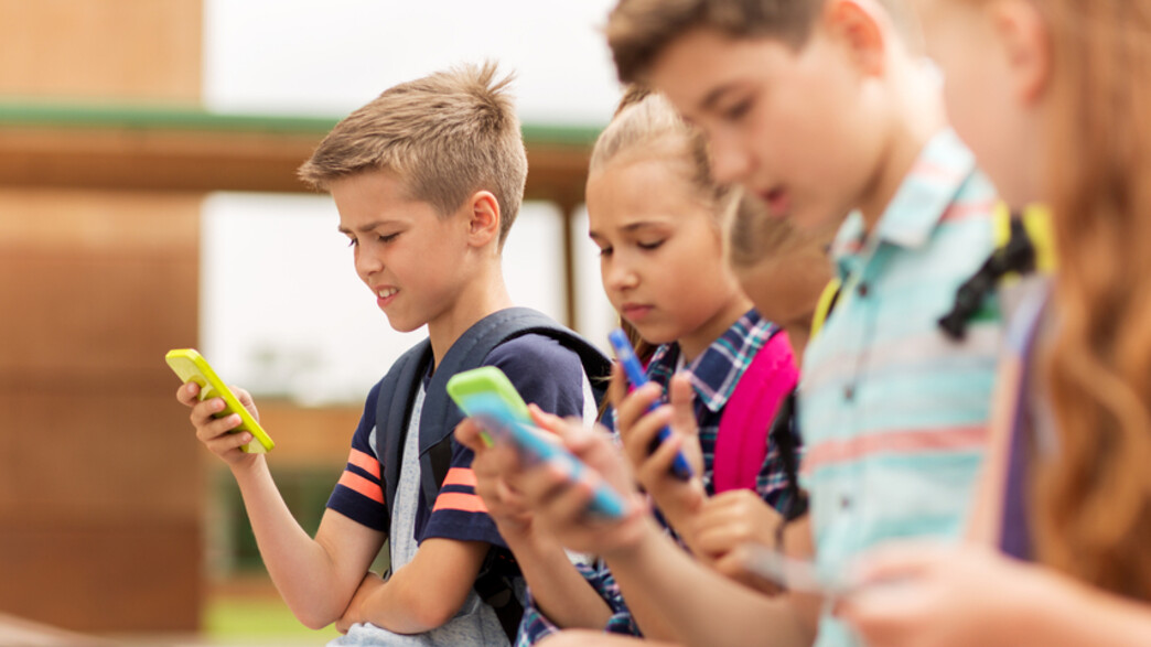 ילדים עם טלפון סלולרי ילדים עם טלפון סלולרי
