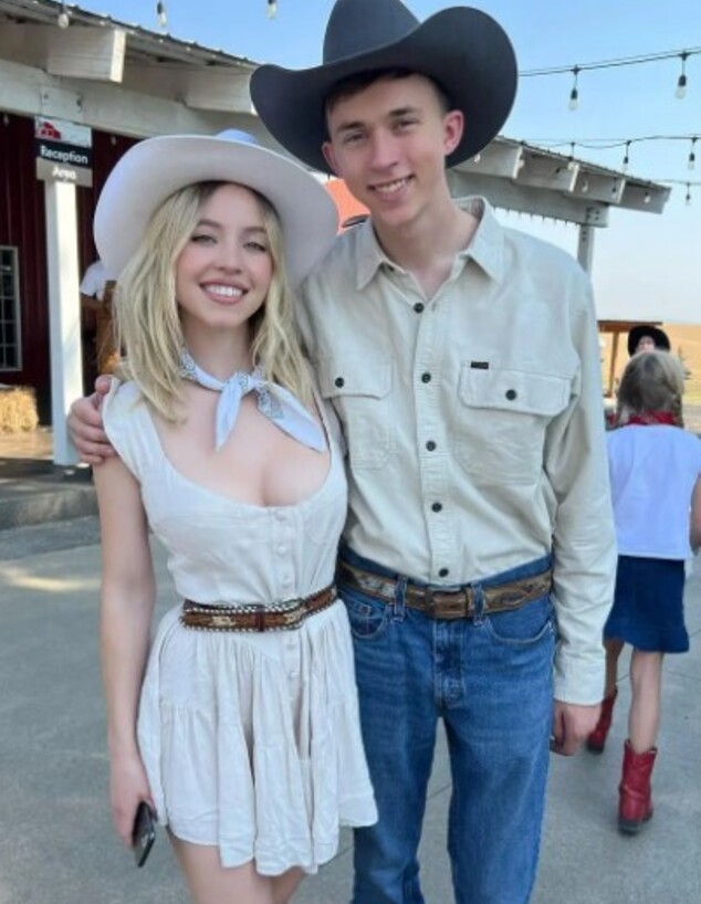 סידני סוויני ואחיה טרנט סידני סוויני ואחיה טרנט