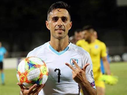 במדי הנבחרת. &ldquo;זה כולה פאקינג חדר&ldquo; (אלן שיבר) (צילום: ספורט 5)