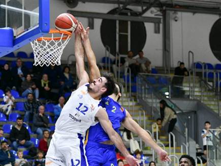 עמית מנחם בדרך לדאנק (חמי קדוסי, מכבי רחובות)