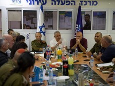 מפקד פיקוד העורף, אלוף שי קלפר, עם ראשי הרשויות בצ (צילום: דובר צה"ל)