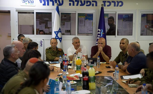 מפקד פיקוד העורף, אלוף שי קלפר, עם ראשי הרשויות בצ