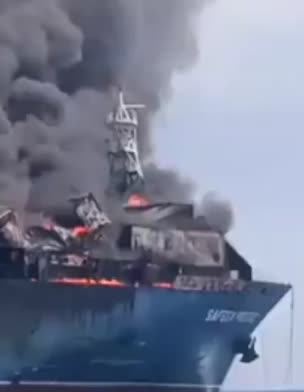איראן הפציצה מיכלית נפט שניסתה לעבור את מצר הורמוז - תיעוד מהעשן ה