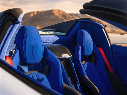 בקורבט &ldquo;גרנד ספורט&ldquo; לקחו את צבעי הדגל האמריקאי צעד אחד קדימה... (צילום: ספורט 5)