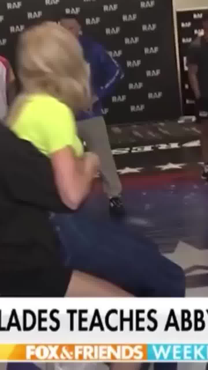 "המיקרופון לא שרד": כתבת רשת FOX חטפה סופלקס ממתאבקת באמצע שידור