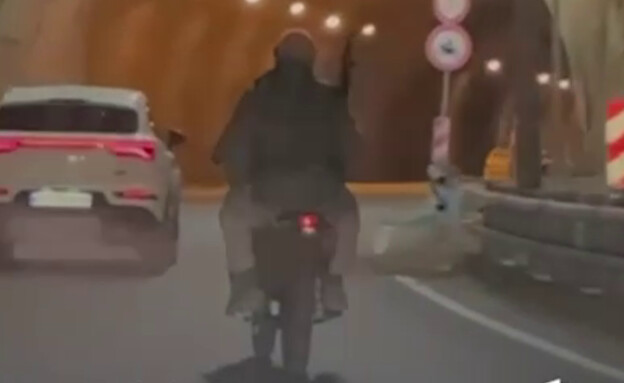 חמושים רוכבים על אופנועים ברחובות שיראז חמושים רוכבים על אופנועים ברחובות שיראז