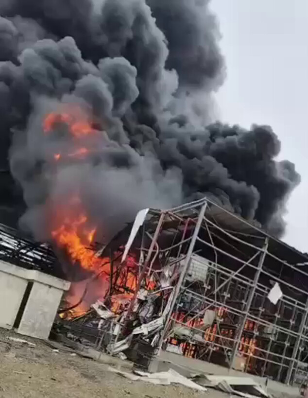 עשן מיתמר כתוצאה מפגיעה בנאות חובב