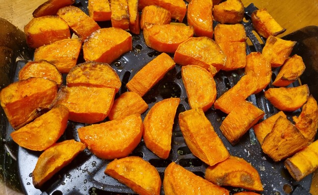 בטטות. אחרי 20 דקות צלייה בטטות. אחרי 20 דקות צלייה