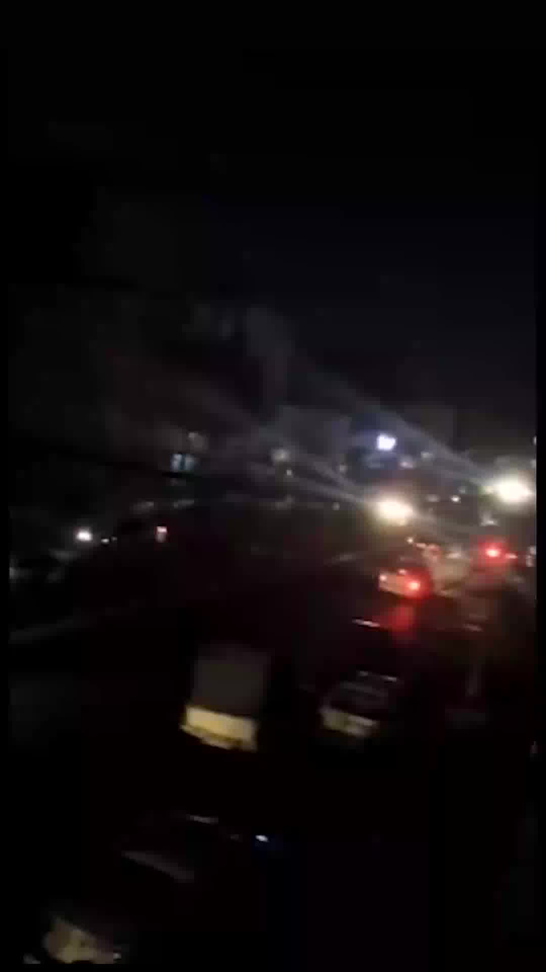 המכוניות נוסעות כשהכל מסביב חשוך: תיעוד מהפסקת החשמל בטהרן אחרי התקיפות הישראליות