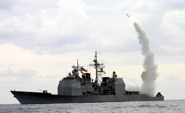 טיל טומהוק משוגר מספינה אמריקנית (צילום: AP) טיל טומהוק משוגר מספינה אמריקנית (צילום: AP)