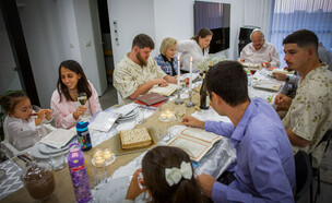 משפחה חוגגת את ליל הסדר במשמר דוד (צילום: נתי שוחט, פלאש 90)