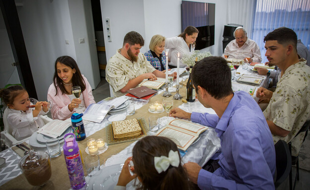 משפחה חוגגת את ליל הסדר במשמר דוד