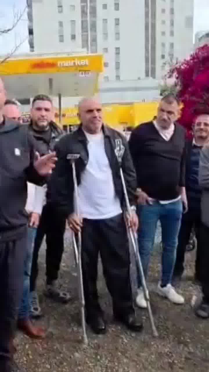 החלמה מהירה: אייל גולן סובב את הקרסול במהלך משיק כדורגל ונאלץ להיעזר בקביים
