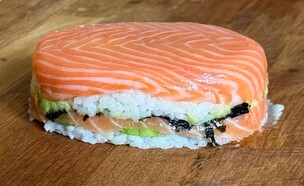 עוגת סושי ביתית. ללא קישוטים (צילום: לין לוי, mako אוכל)
