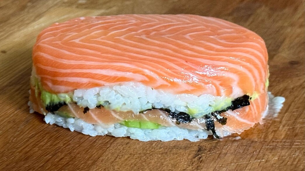 עוגת סושי ביתית. ללא קישוטים עוגת סושי ביתית. ללא קישוטים