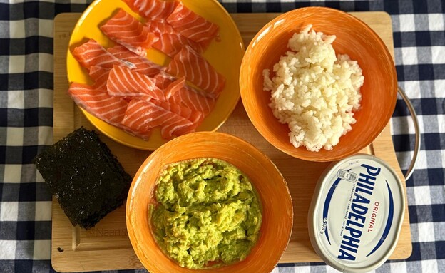 עוגת סושי ביתית. חומרי גלם עוגת סושי ביתית. חומרי גלם