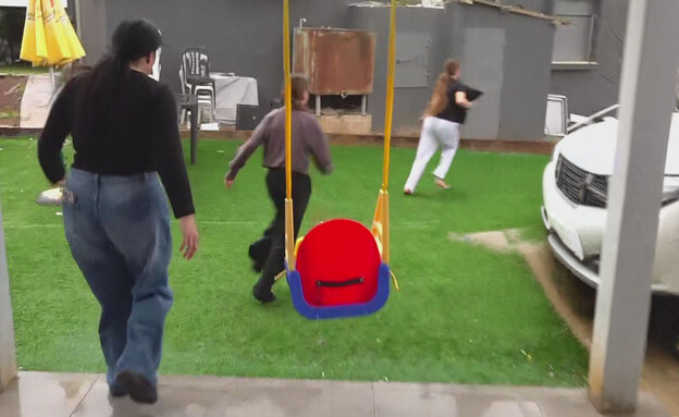 משפחת ביטון רצה לממ"ד בזמן אזעקה במושב אביבים משפחת ביטון רצה לממ"ד בזמן אזעקה במושב אביבים