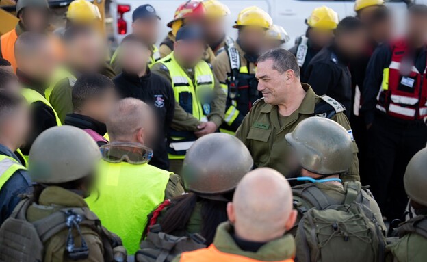 הרמטכ"ל בשיח עם צוותי התחזוקה בחצרים לפני היציאה