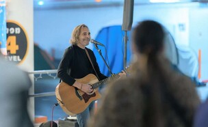 הופעה של חמי רודנר כחלק מהמיזם התרבותי של עיריית תל-אביב יפו (צילום: באדיבות עיריית תל אביב-יפו)