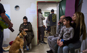 אזרחים מתמגנים בזמן אזעקות  (צילום: AP)