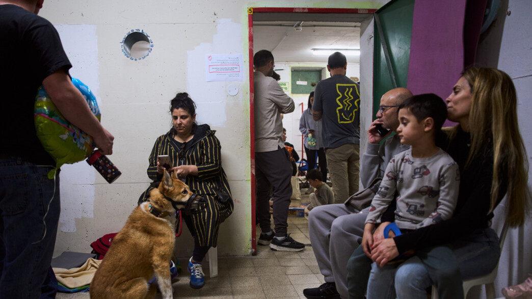 אזרחים מתמגנים בזמן אזעקות 