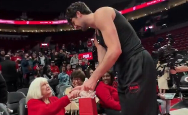 דני אבדיה במחווה לאוהדת בת 99 (צילום: האתר הרשמי)