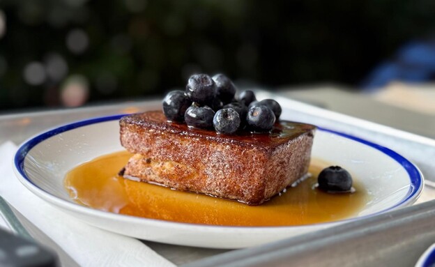 פרנצ' טוסט מקורמל במילוי קרם וניל וגרידת לימון פרנצ' טוסט מקורמל במילוי קרם וניל וגרידת לימון