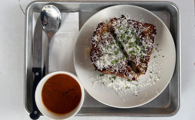 גרילד צ'יז עם דיפ מרק עגבניות גרילד צ'יז עם דיפ מרק עגבניות