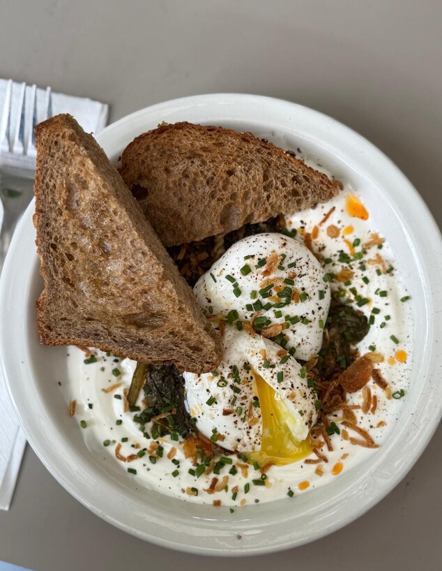 ביצים עלומות על יוגורט עם תבשיל תרד ושמן צ'ילי וקר ביצים עלומות על יוגורט עם תבשיל תרד ושמן צ'ילי וקר