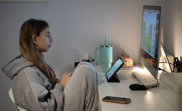 תלמיד לומד מרחוק בזמן המלחמה