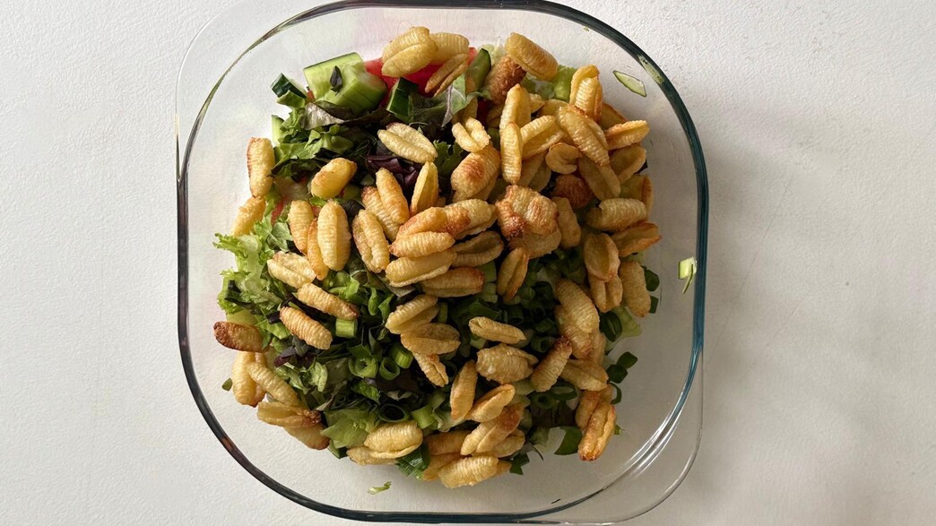 מתכון: סלט בתוספת פסטה קריספית