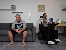 סלון מונגש - עם מקום לכיסא גלגלים. 