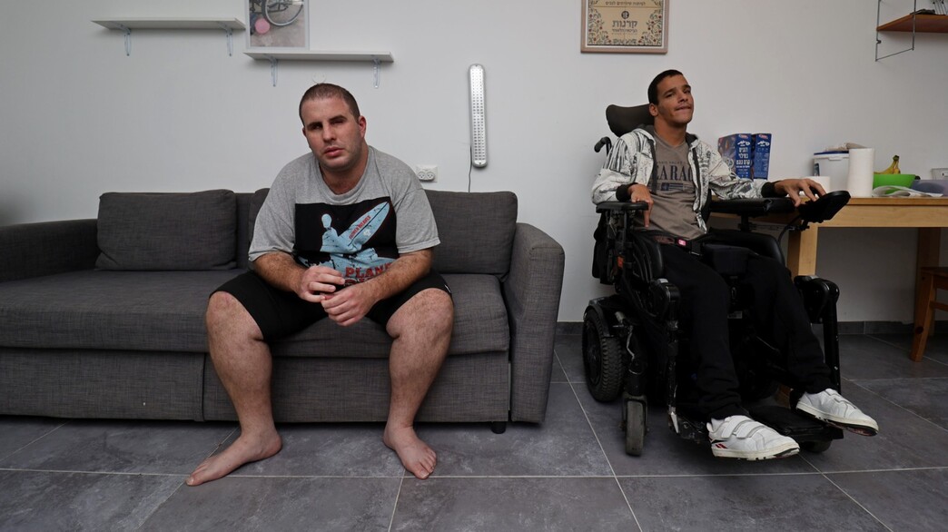 סלון מונגש - עם מקום לכיסא גלגלים. 