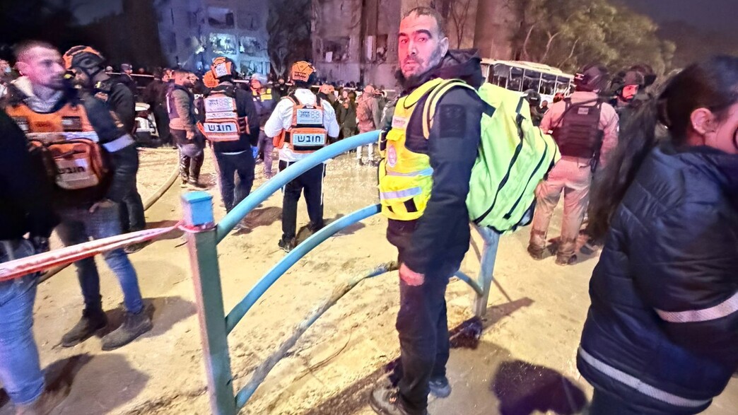 מוחמד אבו קוידר בזירת פגיעת הטיל בערד