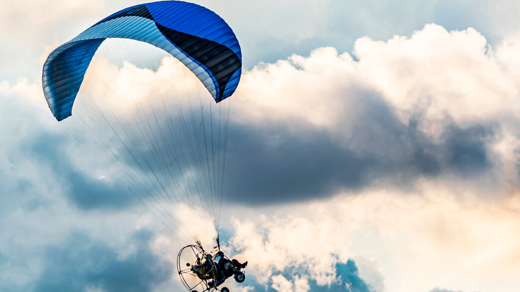 הנדסאי בניין התרסק עם טרקטורון מעופף ותבע: 