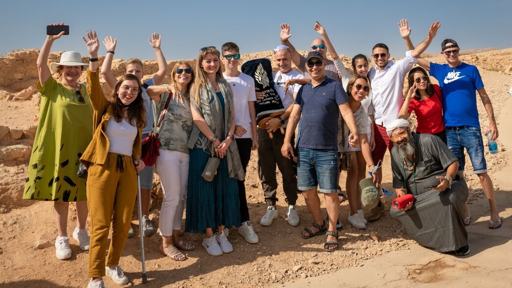 משפחה חוגגת בר מצווה במצדה משפחה חוגגת בר מצווה במצדה