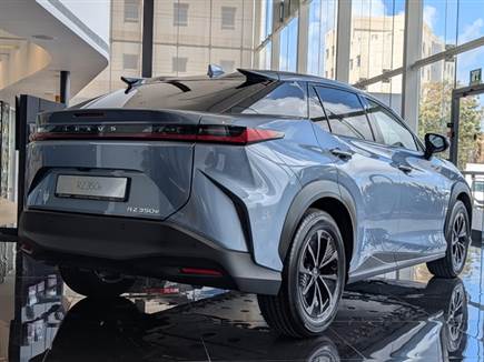 לקסוס RZ המחודשת - יותר חזקה ועם יותר טווח (צילום: ספורט 5)