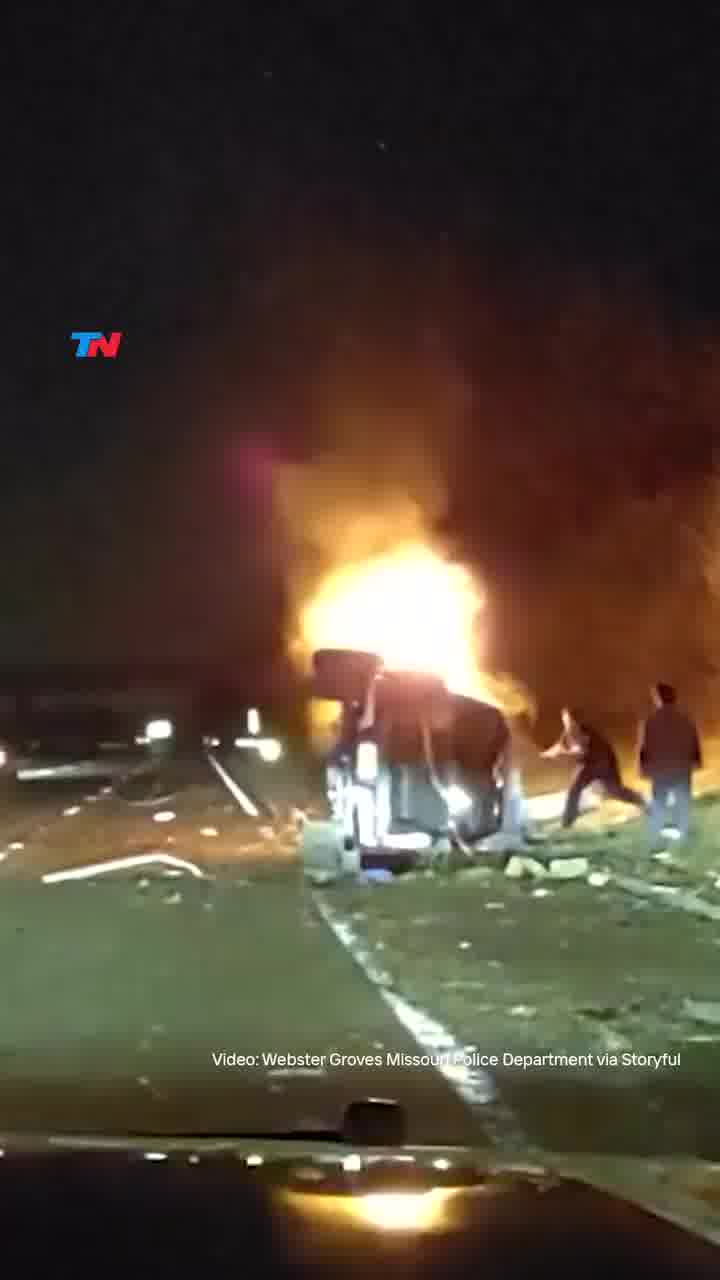 תיעוד חריג של גבר שנשלף מתוך רכב בוער אחרי תאונה קשה במיזורי שבארה"ב
