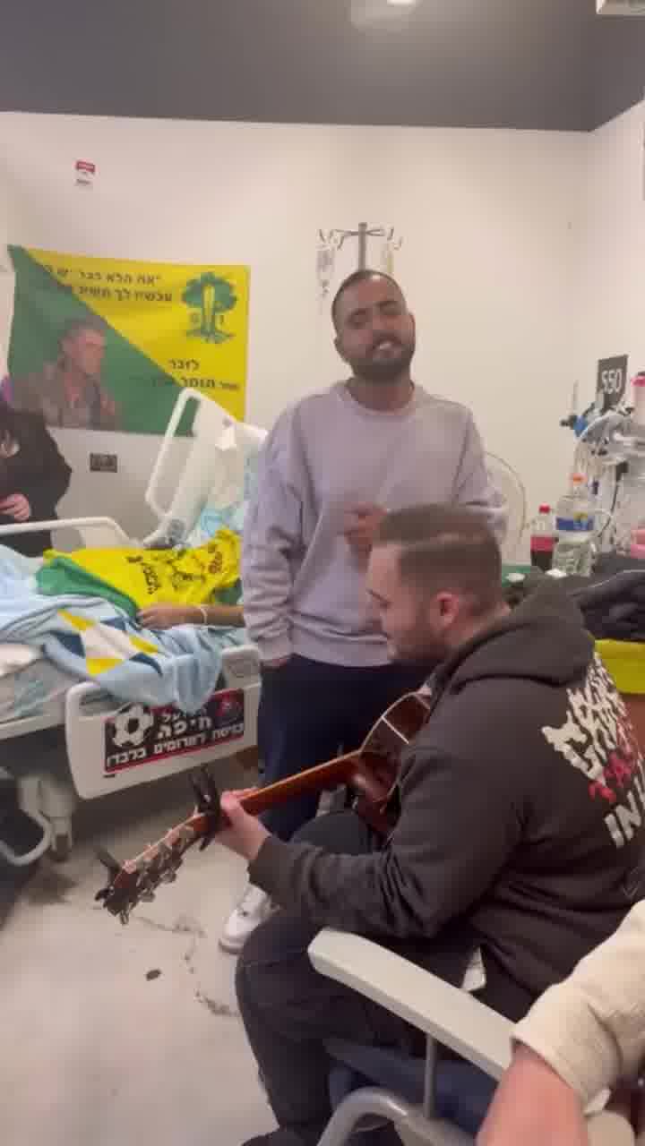 אושר כהן הגיע לבקר חיילים פצועים בבית החולים רמב"ם שם שר להם בין היתר את "כולם גנבים" שלו
