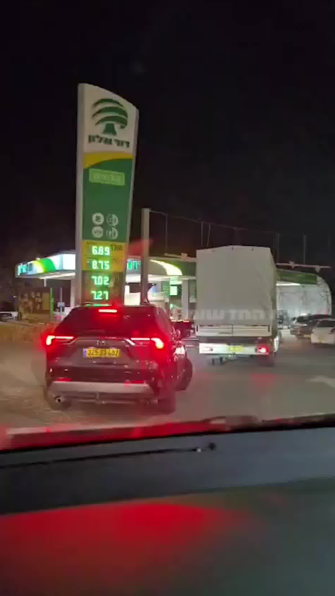 פקקים בתחנות הדלק לקראת עליית המחירים בחצות 