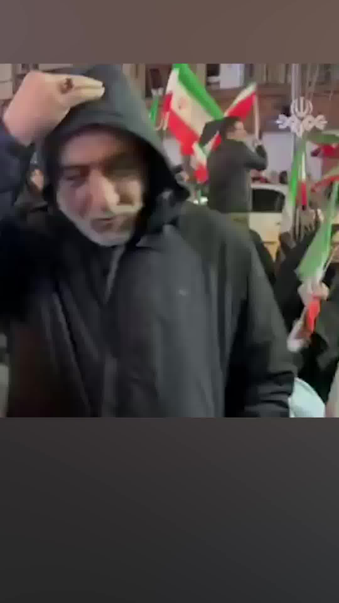 לא חושש מחיסול: נשיא איראן מסעוד פזשכיאן ושר החוץ עבאס עראקצ'י ברחובות טהראן בהפגנות תמיכה במשטר