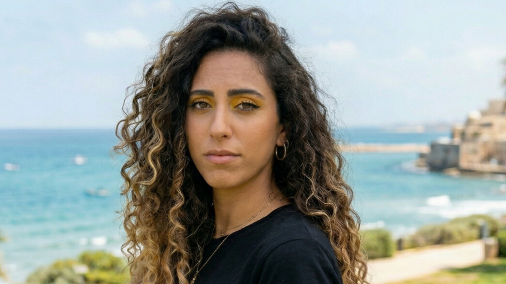 אישה עומדת בפארק ליד הים אישה עומדת בפארק ליד הים