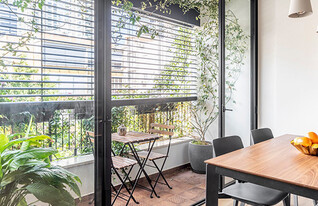 מרפסת עמידה עיצוב אדריכלית שירה אפק  (צילום: יואב פלד)